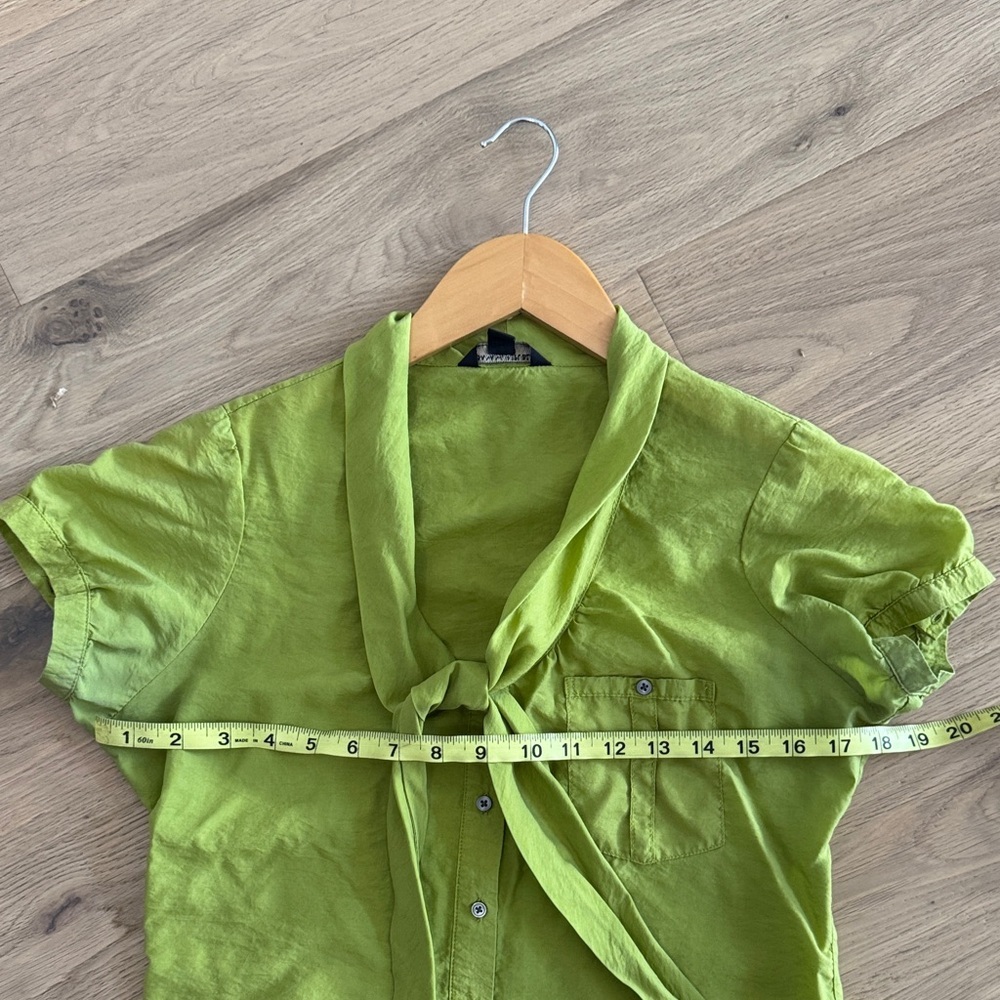 💚 Banana Republic Green Tie-Front Blouse
Size Small - Picture 8 of 8